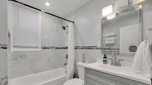 Un baño moderno con bañera, inodoro y lavamanos.