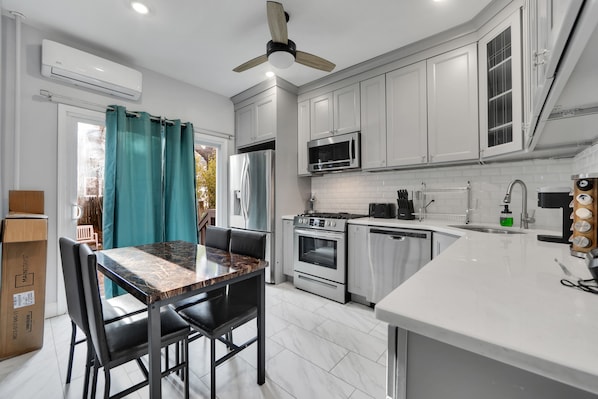 Fridge, microwave, oven, stovetop - Free Parking NEW! King Beds Near EWR & NYC (Bayonne)