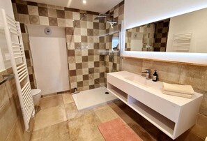 Dusche, Haartrockner, Handtücher, Toilettenpapier