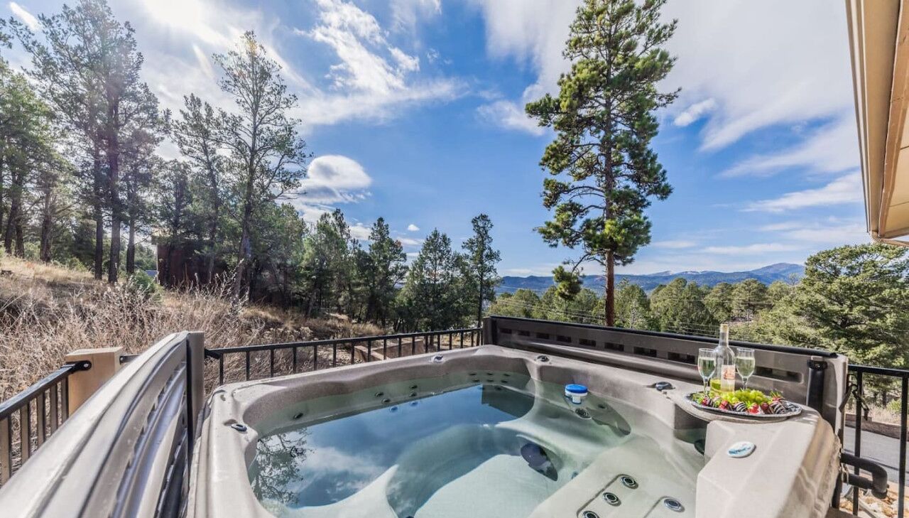 Wine & Wilderness: MTN Luxe Chalet/ Hot Tub/ Views!