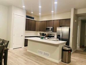 Private kitchen - Entire modern spacious home in Colorado Springs (Colorado Springs)