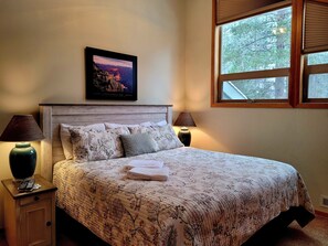 3 bedrooms, internet, bed sheets - Mountain Getaway with Access to The Cove (Sunriver)