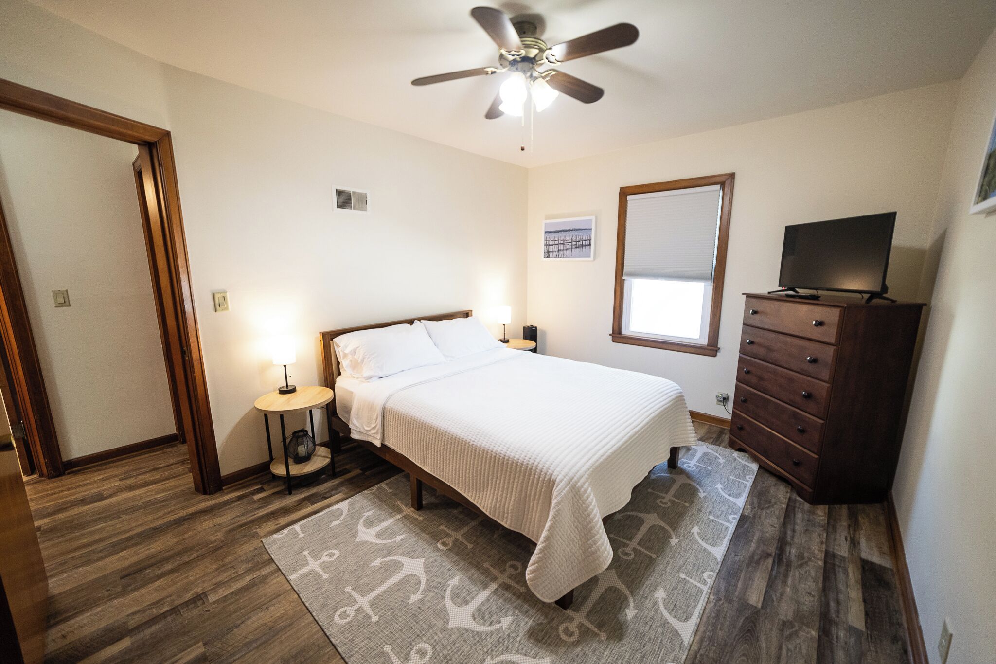 2 bedrooms, desk, iron/ironing board, WiFi (free)