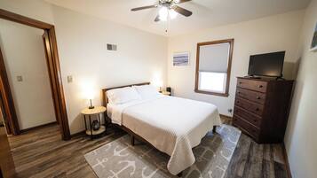 2 bedrooms, desk, iron/ironing board, WiFi (free)