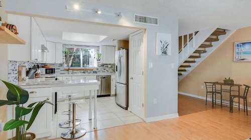 Cozy family sized beach house! Short Walk to the Atlantic Ocean