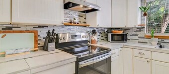 Cozy family sized beach house! Short Walk to the Atlantic Ocean