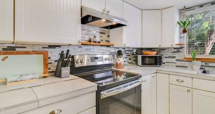 Cozy family sized beach house! Short Walk to the Atlantic Ocean