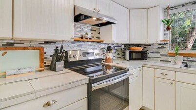 Cozy family sized beach house! Short Walk to the Atlantic Ocean