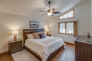 3 bedrooms, iron/ironing board, WiFi, bed sheets