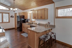 ثلاجة، ميكروويف، فرن، موقد طهي مسطح