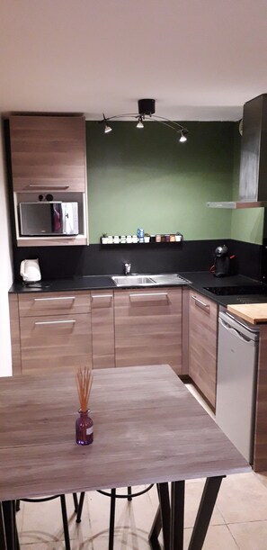 Cafeteira/chaleira, geladeira, micro-ondas, cooktop