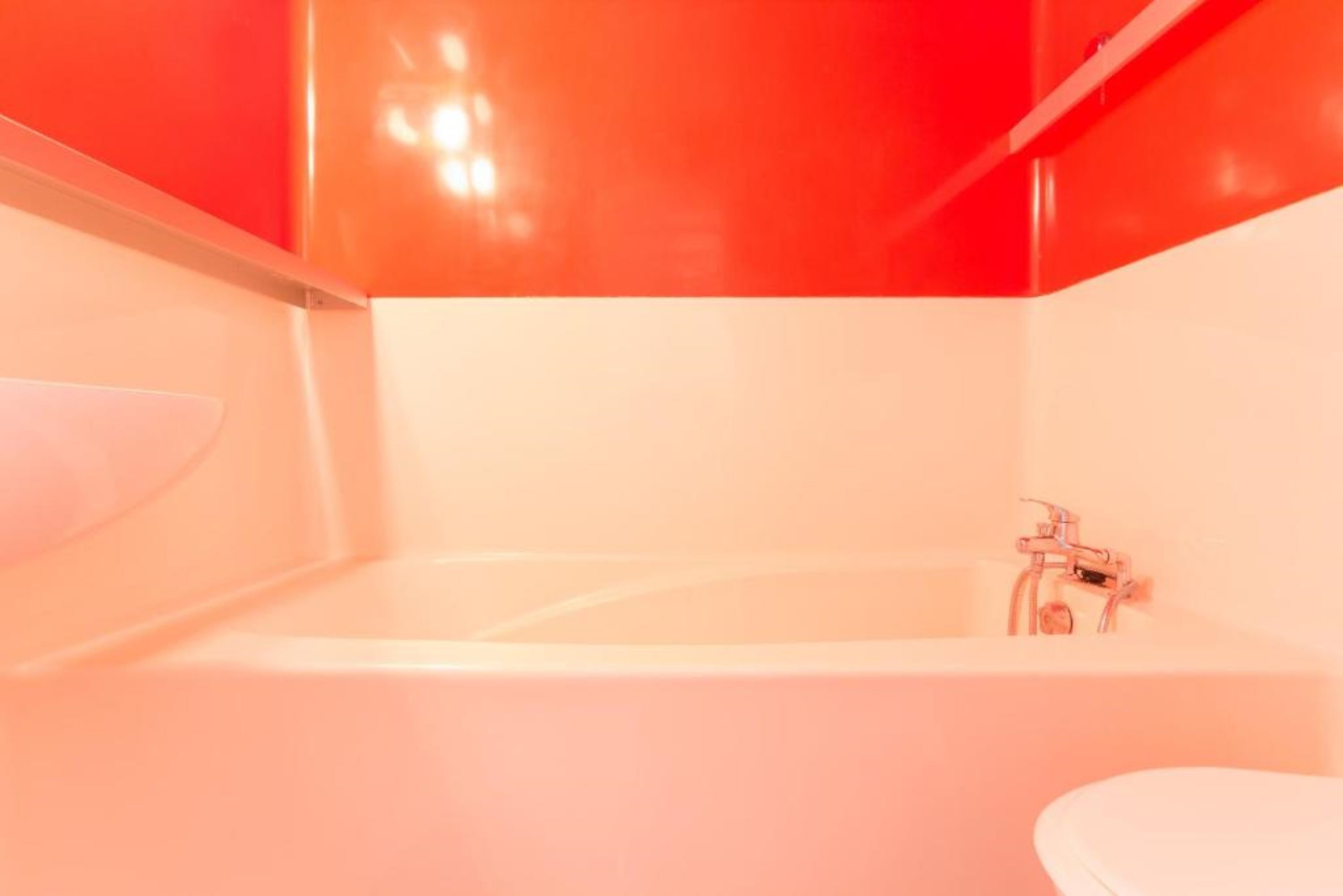 Ein Badezimmer mit einer weißen Badewanne und einer weißen Toilette.
