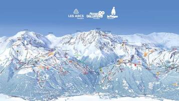 Een gedetailleerde skipisteskaart met daarop gemarkeerde skipistes en liften.