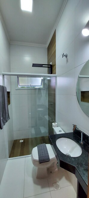 Regadera, secadora de cabello, papel de baño 