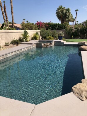 Alberca al aire libre y alberca climatizada
