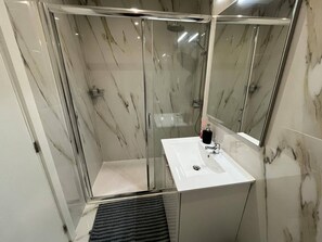 Bruser, hårtørrer, håndklæder, Toiletpapir