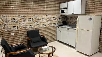 Hervidor eléctrico, papel de cocina y mesa de comedor