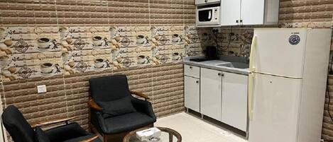 Wasserkocher, Küchenrolle, Esstisch