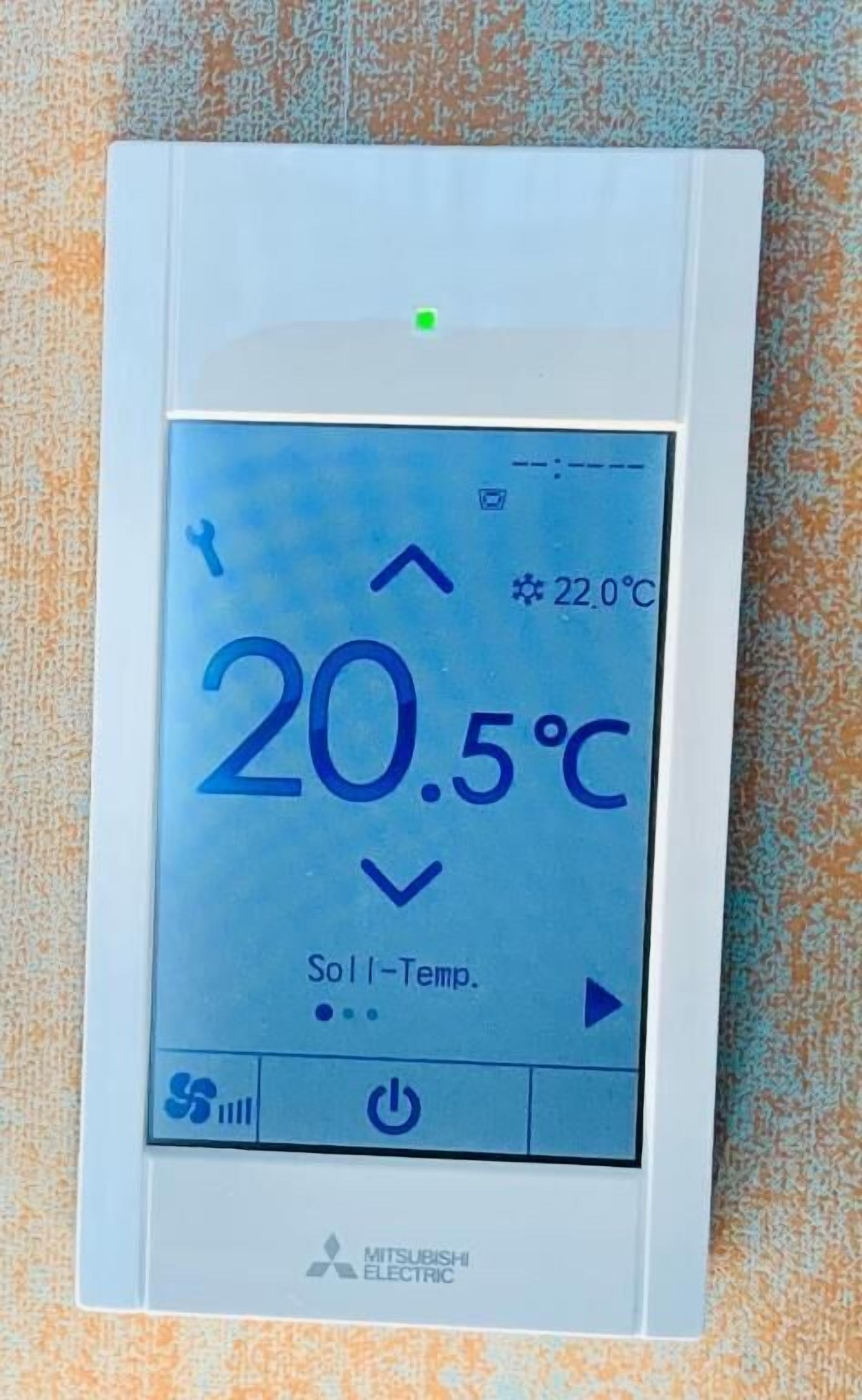 Een digitale thermostaat toont een temperatuur van 20,5 graden Celsius.