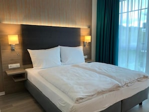Hypo-allergenic bedding, individually furnished, desk, laptop workspace - RheinVilla ARTE (Remagen)