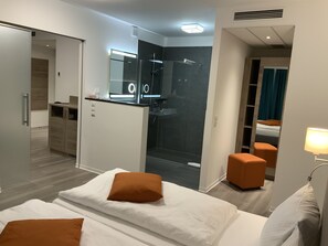 Junior Suite | Hypo-allergenic bedding, individually furnished, desk, laptop workspace - RheinVilla ARTE (Remagen)