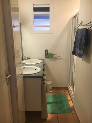 Doccia, asciugacapelli, asciugamani, sapone