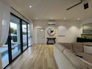 Villa, 2 chambres | Coin séjour | Jouets, écrans d'ordinateur