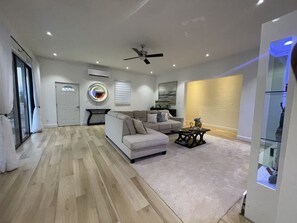 別墅, 2 間臥室 | 起居區 | 玩具、電腦螢幕