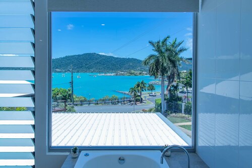 Whitsunday living on Hillcrest by the Beach