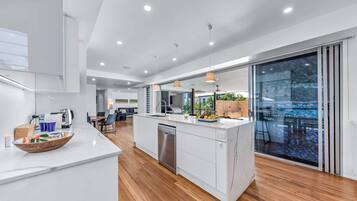 Réfrigérateur, micro-ondes, plaque de cuisson, lave-vaisselle