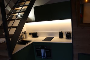 Fridge, microwave, oven, stovetop - "Génépi" Studio Loft duplex in a chalet (Arâches-la-Frasse)