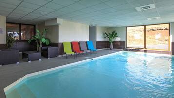 Piscina coperta, una piscina riscaldata