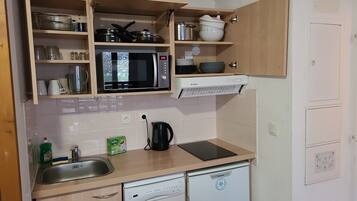 Frigorifero, microonde, forno, piano cottura