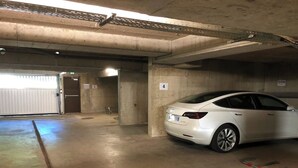 A parking garage with a white car parked in a spot marked 31248. - 4-person apartment Hauteurs Super Besse - Indoor pool & Garage (Besse-et-Saint-Anastaise)