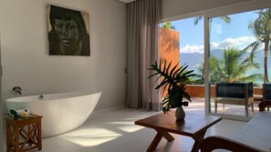 Habitación Premier, 1 cama de matrimonio grande, vistas al mar | Zona de estar | Smart TV de 55 pulgadas con canales premium, una televisión