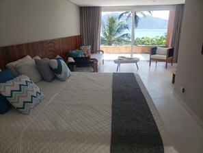 Premium bedding, pillow-top beds, minibar, free WiFi