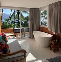 Ropa de cama de alta calidad, colchones con pillow-top y minibar 