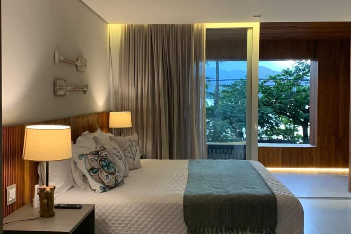 Doppia Deluxe, 1 letto king, vista spiaggia | Biancheria da letto di alta qualità, materassi a doppio strato, minibar