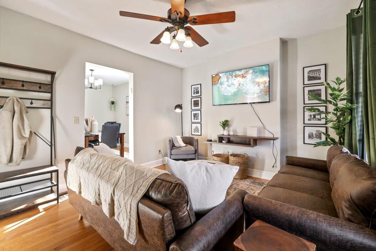 Columbus Classic 3 BR w/ Hot Tub