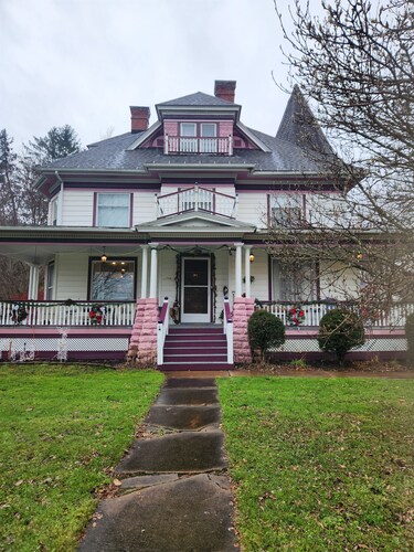 Romantic Victorian close to ski resorts and St Bonaventure University. Beautiful