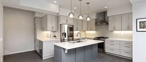 Kühlschrank, Mikrowelle, Ofen, Herdplatte