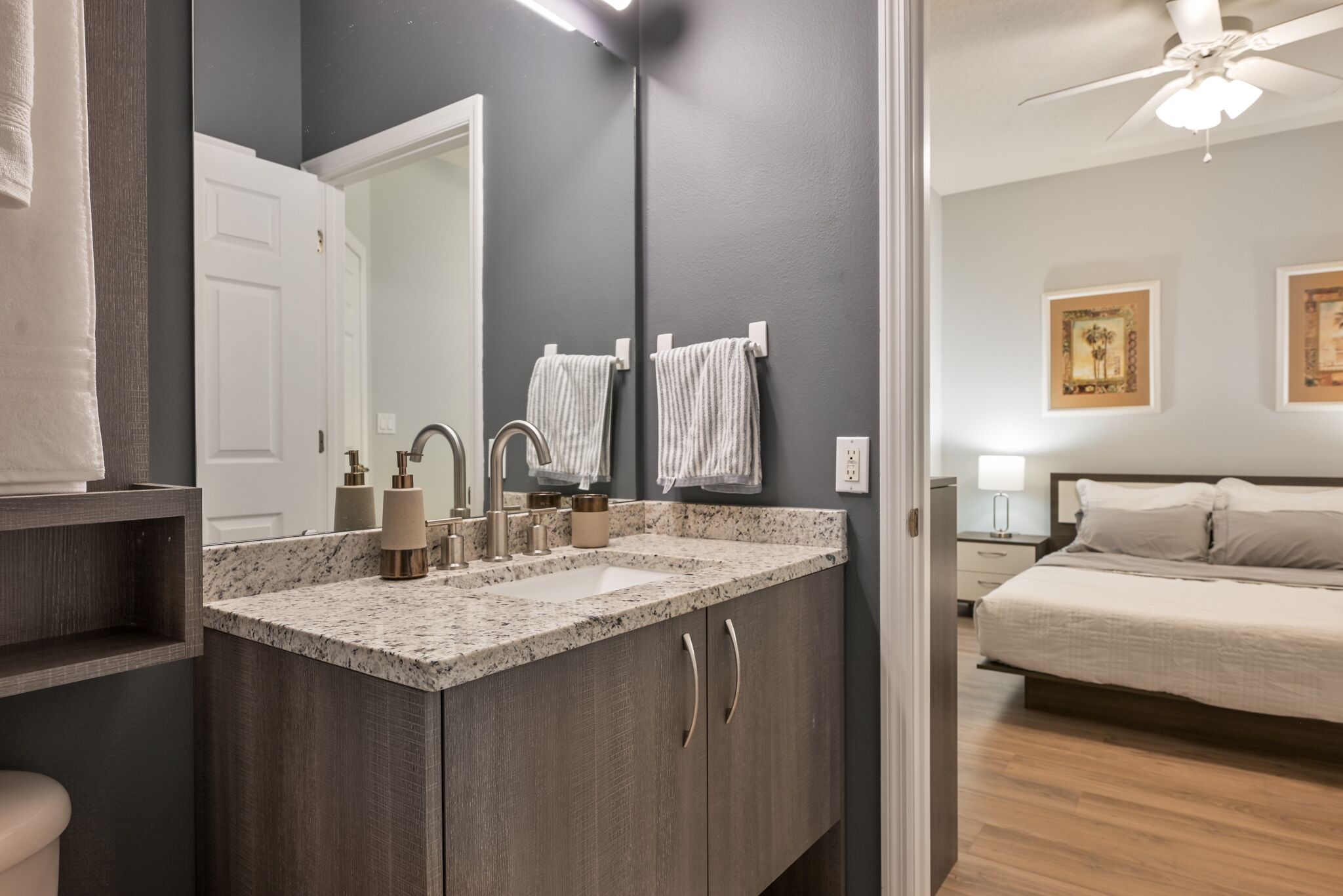 4 makuuhuonetta, tallelokero huoneessa, silitysrauta/-lauta