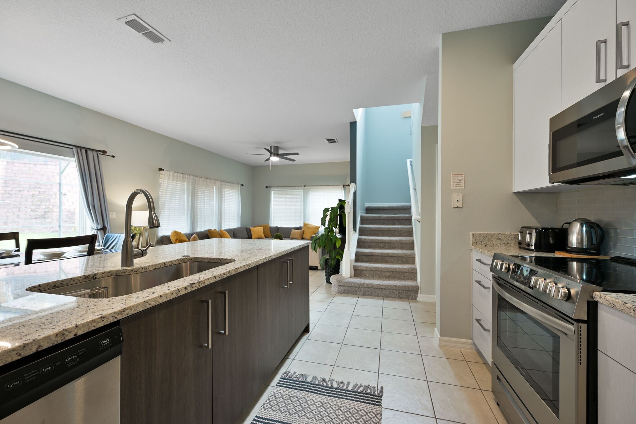 Jääkaappi, mikroaaltouuni, uuni, liesi