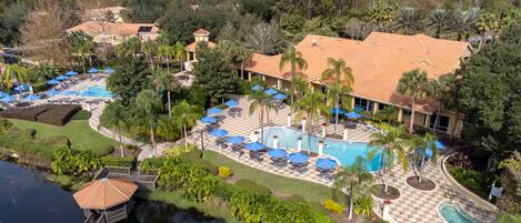 Una piscina al aire libre, una piscina climatizada