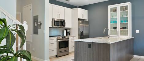 Réfrigérateur, micro-ondes, four, plaque de cuisson