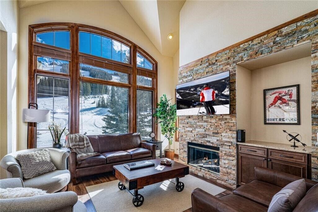 4BR/4.5Ba Slopeside Ski-in / Ski-out, Panoramic Ski Area Views, Pvt Garage, W/D