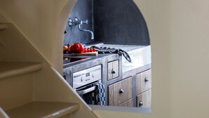 Eine moderne Küche mit Einbauofen, Spüle und Armatur aus Edelstahl.