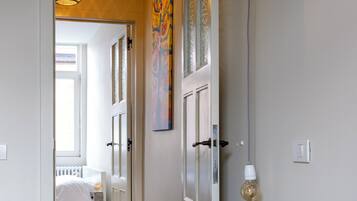 3 slaapkamers, geluiddichte muren, een strijkplank/strijkijzer