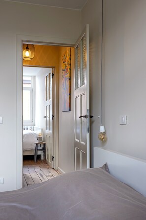 3 slaapkamers, geluiddichte muren, een strijkplank/strijkijzer