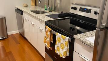 Apartemen | Dapur pribadi | Lemari es besar, oven, kompor, dan mesin pencuci piring